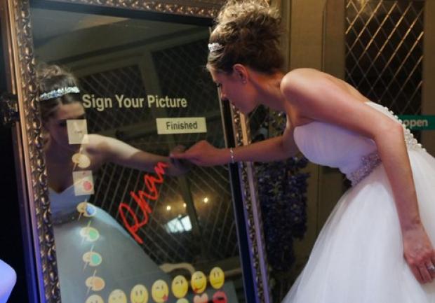 Celebrate Mirror Photo Booth | Πάτρα | Υπηρεσίες Γάμου 3