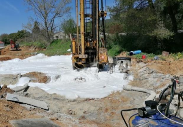 Geodrilling | Γεωτρήσεις | Πάτρα | Διάνοιξη Υδρογεώτρησης με Αέρα και Σαπουναφρό